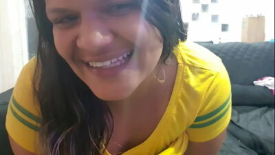 Brasileira fica assim quando não tem homem !!! faz isso