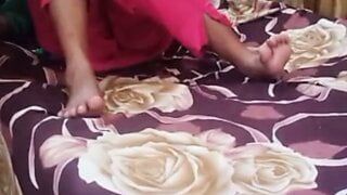 Dever ne bhabhi ko cucumber se masterbation kerty pakar lia