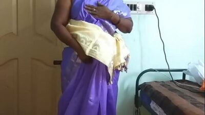 देसी भाभी अपनी साड़ी उठाकर झाटों वाली चूत दिखाती हुई