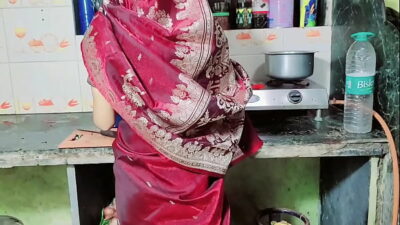 देसी भाभी साड़ी में अच्छी लग रही थी तो भाभी पेल दिया