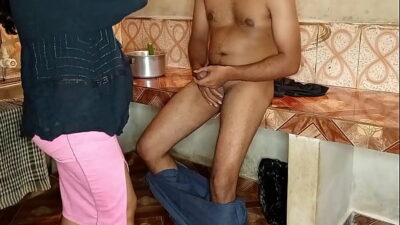 नौकरानी बोली साहेब पहले खाना बनाने तो बाद में अच्छे से चोद लेना – पोर्न हिंदी आवाज में