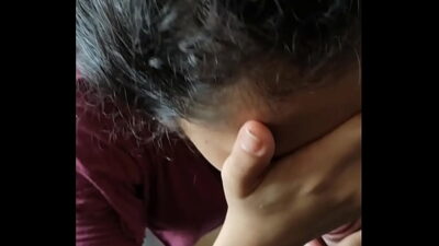 Entramos a una casa y le pedí que me lo mamara y se trago mi leche