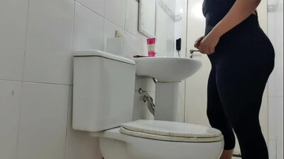 Funcionário de clínica dentária foi preso ao colocar câmera no banheiro feminino . Veja se ela não é  da sua familia