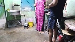 Indian bengali maid kitchen pe kam kar rahi thi moka miltahi maid ko jabardasti choda malik na.