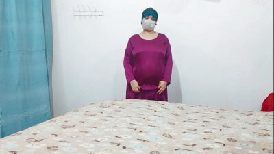 Kıvrımlı Kıvrımlı MILF Müslüman Kız Sevgililer Günü’nde Büyük Göğüsler Gösteriyor