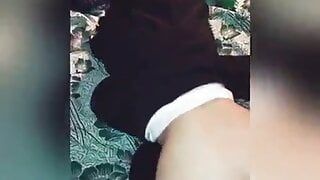 le bajo su calzoncito para ponerla en 4 a mi puta tia