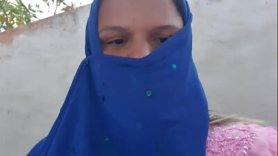 Menina Desi pela primeira vez dentro de um carro !!! Fiquei impressionado com o que ela fez
