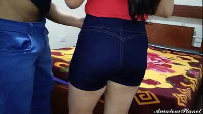 Mi Caliente Hermanastra me muestra como le queda su Nuevo Short Jean – Y yo Aprovecho para agarrar su Gran Culo