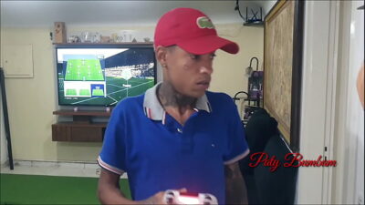 Não aguentei e dei até o Cú para novinho amigo do meu filho . Brinquedo Ator