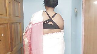 Pakistani Desi Aunty ghar ki safai karte samay Chudane ke lie jabardasti kiya – Hot Aunty fucked by neighbor boy (Hindi)