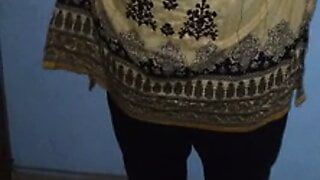 Pakistani Hot Aunty office se aye aur utaar diya apna jama pajama