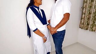 Shcool me class chutne ke baad komal ne apne boyfriend ke sath chut fat jayegi