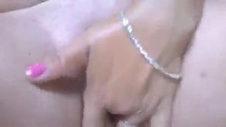 Paki milf mastrubates on cam